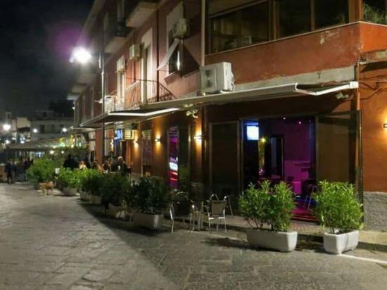 Mo-e Lounge Bar